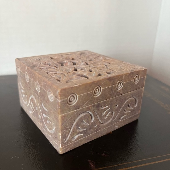 Artisan soapstone box‎ - Picture 4 of 6